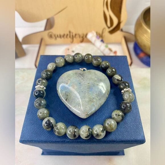 Handmade Gray Labradorite Bracelet & Carved Heart Pendant Bundle - Picture 1 of 7